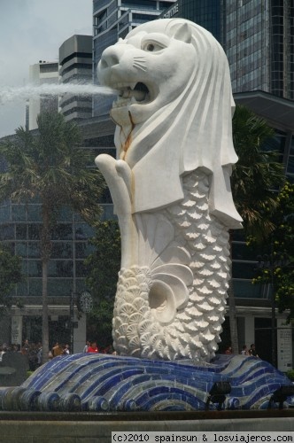 Merlion - Simbolo de Singapur
El Merlion es una cabeza del león que sale del cuerpo de un pez. Simboliza la isla-estado de Singapur. Un león que sale del mar. Esta escultura y fuente miran hacia la bahía de Singapur y controla su puerto.
