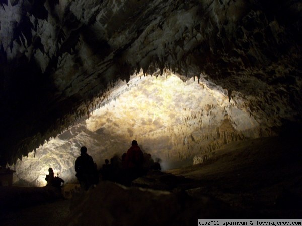 Interior de la cueva de Skocjan - UNESCO
Grupo avanzando por el interior de la cueva de Skocjan. La cueva se visita en grupos guiados.
