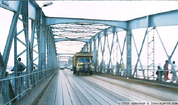 St Louis: Puente sobre el río Senegal
Puente sobre el río Senegal, diseñado por G. Eiffel.
