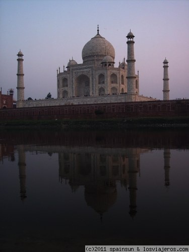 Tah Mahal
El Tah Mahal, reflejado sobre el río.
