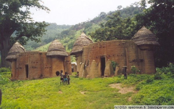 Valle de Tamberma - Togo
Las casas de esta zona limítrofe entre Togo y Benin, están construidas como pequeños castillos. Son realmente estructuras defensivas construidas a la distancia de una flecha, una de otra.
