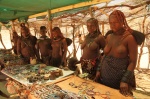 Mujeres de la tribu Himba vendiendo collares en Uis
Namibia, Uis, Himba, tribus