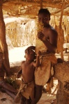Mujer de la tribu damara y su hijo - Twyfelfontein, Damaraland
