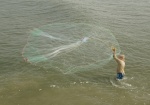 Pescador en la playa de Cochín - Kerala
India, Sur de India, Kerala, Kochi, Cochín, Fort Cochín, Pescador