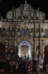 Fachada de la Catedral de Panamá con el altar mayor al fondo