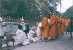 Procesión de monjes budistas mendigando la comida - Luang Prabang