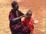Madre cortandole el pelo a su niño, Marsabit
kenia