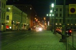 Vista nocturna de una calle de Helsinki