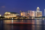 Vista de la bahia de Singapur de noche