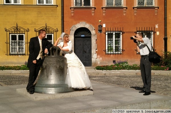 Reportaje de bodas en Varsovia
Los novios aprovechan el bonitos rincones del barrio antiguo de Varsovia, para hacerse sus reportajes de boda.

