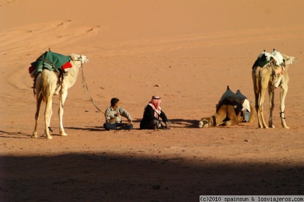 Camellos en el desierto de Wadi Rum
Camelleros al amaneces en el desierto de Wadi Ram
