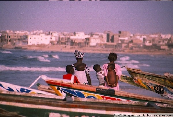 Mujeres esperando la pesca - Dakar
Mujeres esperando a los pescadores en la playa de N'Yoff, Dakar. Cuando arriban los barcos se produce una increíble fiebre en la playa.
