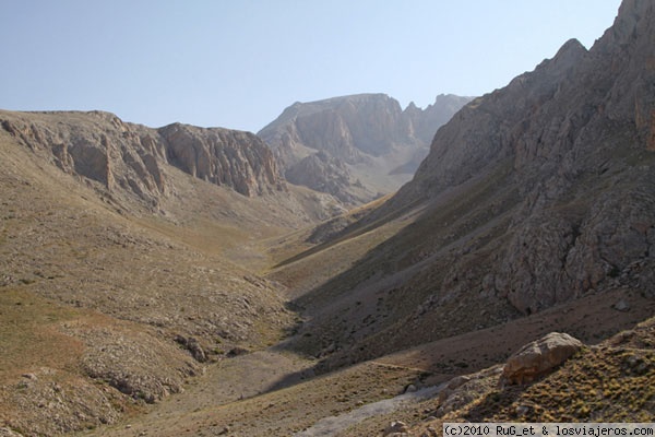 Valle rocoso
El paisaje ya cambia, se va perdiendo la poca vegetación que había
