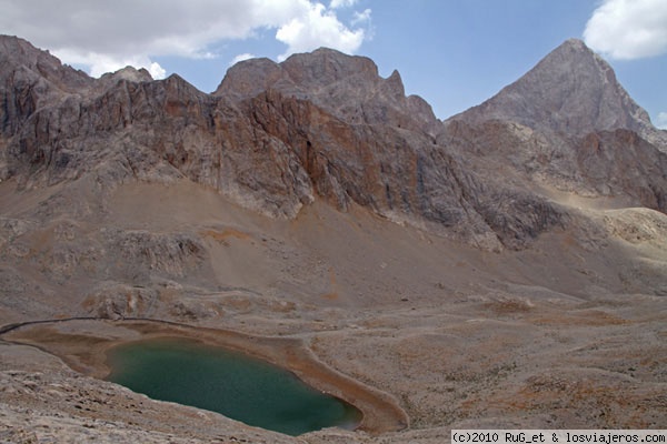 El lago Dipsiz
Por fin hemos llegado. 4h30 desde Sokullupinar. Está rodeado de montañas que superan los 3.000m
