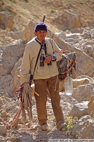 Nómada pastor
De camino, nos encontramos a este personaje solitario, con su enorme ramado de ovejas. Nos ofreció leche de oveja rebajada con agua del lugar. Tuvimos que rechazar por temas estomacales (Que pena).
