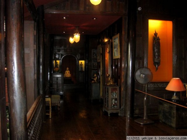 dentro de la casa de Jim
No dejaban hacer fotos, pero la hice, la casa esta hecha con
Varias clases de maderas traidas de diferenres partes del mundo
dentro de la casa de Jim
No dejaban hacer fotos, pero la hice, la casa esta hecha con
Varias clases de maderas traidas de diferenres partes del mundo