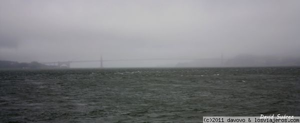 Y la niebla cubrió todo
Golden Gate cubierto por la niebla visto desde el ferry
