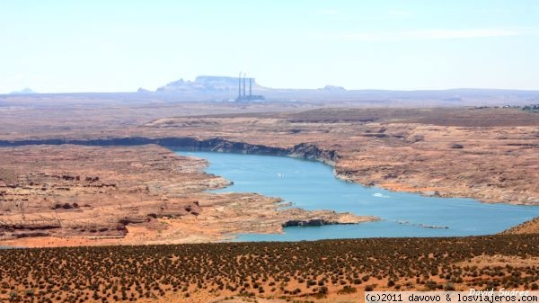 El lago y sus chimeneas
Chimeneas humeantes cercanas al lago Powell

