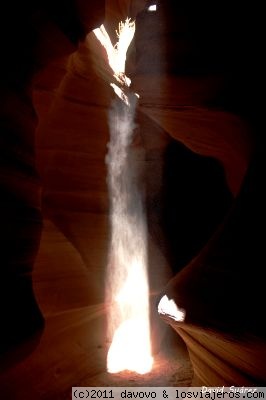 Luz, sombra y arena
Otro precioso haz de luz mezclado con el polvillo de Antelope Canyon
