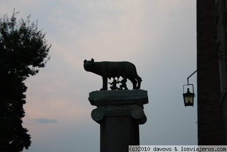 Loba Capitolina
Loba Capitolina anocheciando en la Piazza del Campidoglio (Roma)
