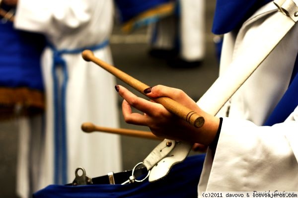 Luto hasta en las uñas
Uñas de luto tocando el tambor en la Semana Santa zaragozana
