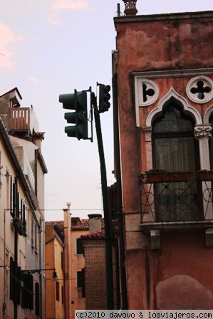 Un semáforo en Venecia
Curiosa imagen: un semáforo en uno de los canales en la ciudad de las góndolas
