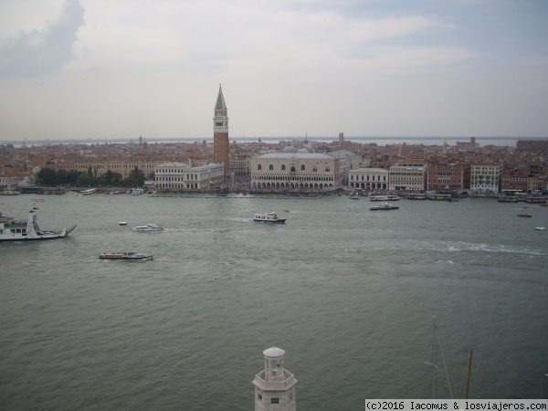 El corazón de Venecia
El centro neurálgico e histórico de Venecia (con la muchedumbre de visitantes que lo ocupa), visto desde el campanile de la iglesia de San Giorgio Maggiore, situada en la isla homónima.
