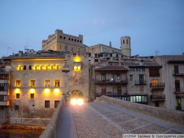 Valderrobres (Teruel)
Vista del portal de San Roque, el ayuntamiento (iluminado), el castillo y la iglesia de Santa María la Mayor, desde el puente que conduce al casco antiguo de Valderrobres, en la comarca del Matarraña (Teruel).
