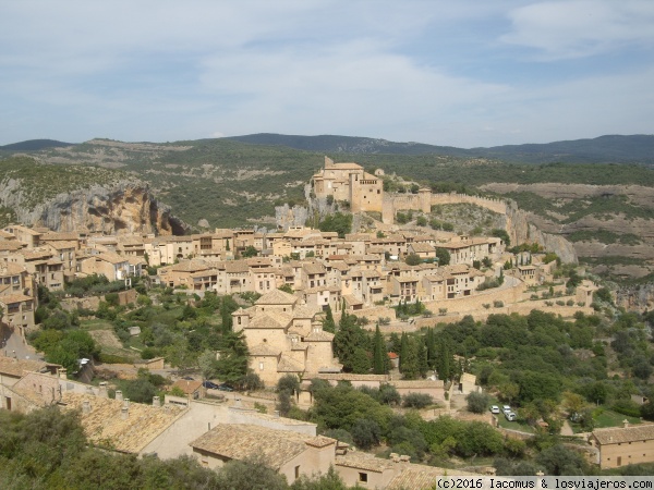 Alquézar (Huesca)
Vista de este precioso pueblo de la comarca del Somontano, con el castillo-colegiata que se yergue en lo alto.
