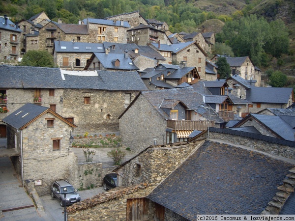 Durro, valle de Boí (Lleida)
El pueblo de Durro desde el campanario de la iglesia de la Nativitat, uno de los nueve templos románicos del valle de Boí (ocho iglesias y una ermita), declarados Patrimonio de la Humanidad por la Unesco.
