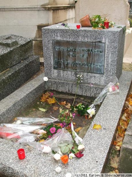 Descansa Jim
Aqui es donde pillaron a Kate Moss montandose una fiesta del copon con un amigo: encima de la tumba de Jim Morrison... menudo sitio para hacer fiestas pensareis, pero es que el Cementerio de Paris es uno de los cementerios mas importantes del mundo, en el que mas gente famosa e importante descansa
