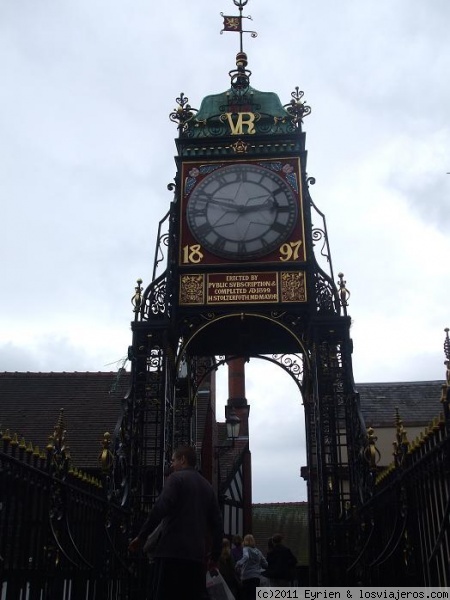 Puente del Reloj
Este puente es el mas famoso de Chester, se encuentra en medio de la avenida principal y es un lugar fenomenal para hacer fotos de los edificios tipicos de alli
