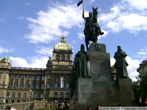 Museo Praga
Aqui mismo, debajo de esta Estatua hay un puesto callejero de salchichas que estan para chuparse los dedos y to lo que no son dedos
