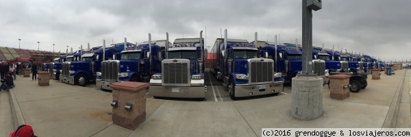 Parking de Trailers
Parking de Trailers en las Nascar Series 400, Fontana, California
