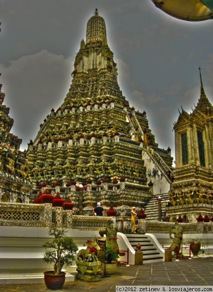 Wat Arun (Bangkok)
Templo del amanecer... adyacente al río Chao Phraya. Su torre central estilo Khmer alcanza los 86 m.
