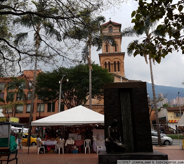 Parque El Poblado e Iglesia de San José ✈️ Fotos de Colombia ✈️ Los Viajeros