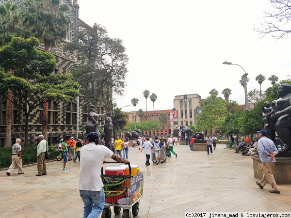 Plaza Botero
Plaza con estatuas cedidas por Fernando Botero. Museo de Antioquia al fondo.
