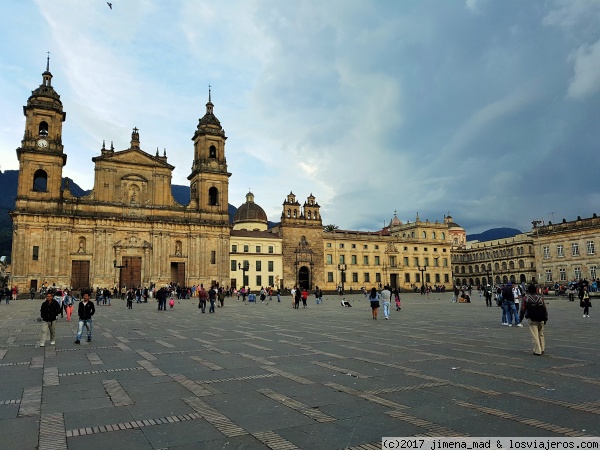 Plaza Bolívar
Catedral Primada de Colombia, la casa del Cabildo, la capilla del Sagrario, el Palacio Arzobispal, el Capitolio y el Congreso de la República.
