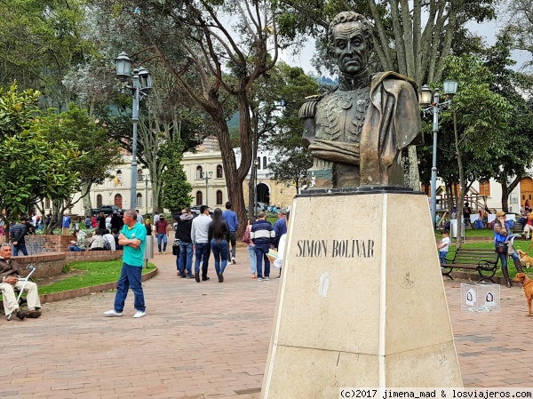 Estatua de Bolívar, el libertador del país, en Usaquén
Estatua de Simón Bolívar, el libertador del país, en Usaquén.
