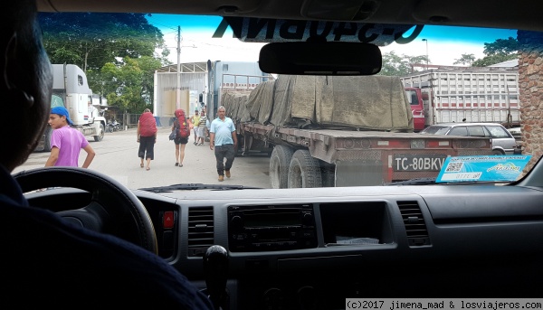 Frontera Guatemala - Belice por Melchor de Mencos (Guatemala)
Llegando a la frontera con Belice por Melchor de Mencos (Guatemala)
