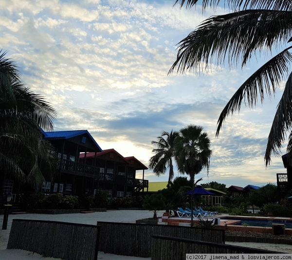 Vista del X'Tan Ha Resort, San Pedro, Belize
Edificios del hotel que están frente al mar y una de las piscinas.

