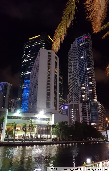 Miami Downtown
Vista de los edificios de Miami Downtown con el río Miami

