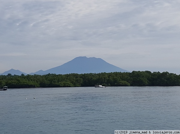 VOLCÁN AGUNG
Vista del volcán Agung desde el mar
