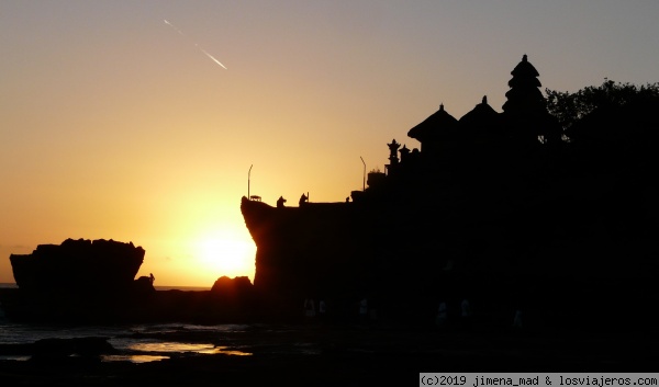 TEMPLO TANAH LOT, BALI
Preciosa puesta de sol con el Templo Tanah Lot
