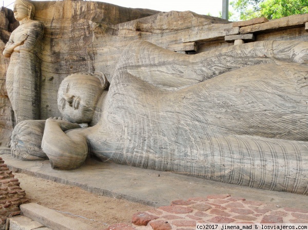 Gal Vihara
Buda acostado con cabeza sobre flor de loto en el parinirvana, o Nirvana precedente a a su muerte
