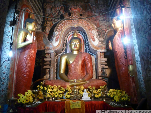 Templo Embekka
Preciosa figura de Buda sedente.
