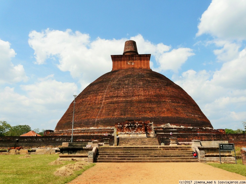 Maravilloso Sri Lanka, ese pequeño gran país - Blogs de Sri Lanka - Día 2 Habarana, Gran Buda de Aukana, Mihintale, Anuradhapura (3)