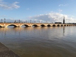 Paseo en barco por el río Garona al atardecer. Puente de Piedra