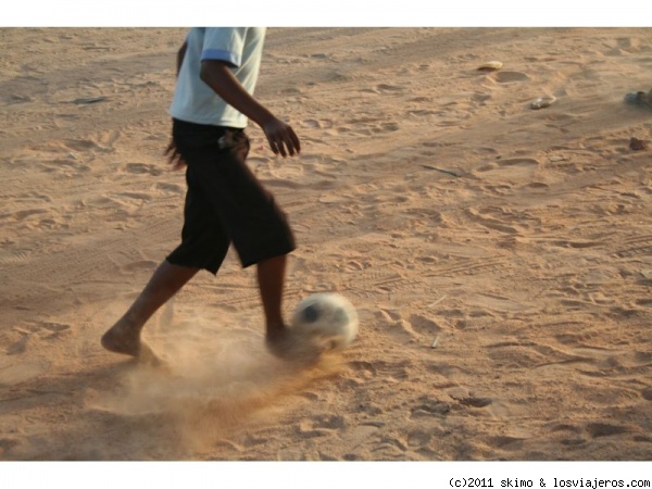 A pelo
Partido de futbol expontaneo en plena calle
