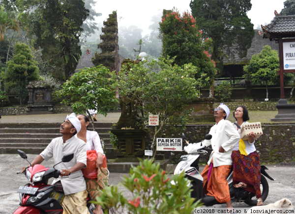 Balineses a la entrada de Pura Luhur Batukaru
Balineses a la entrada de Pura Luhur Batukaru
